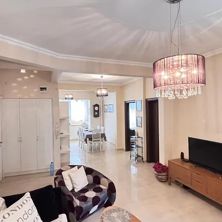 Stylish 2 Bedroom In Center *