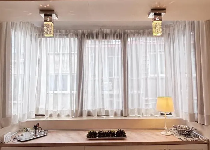 Stylish 2 Bedroom In Center *