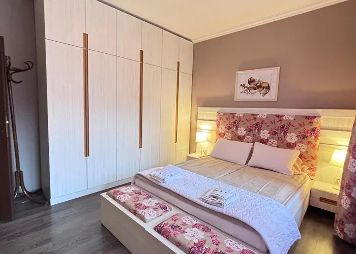 Stylish 2 Bedroom In Center