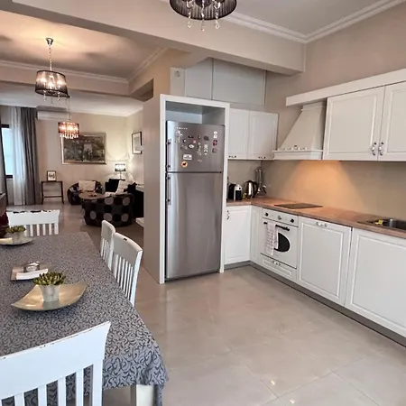 Stylish 2 Bedroom In Center Apartmán
