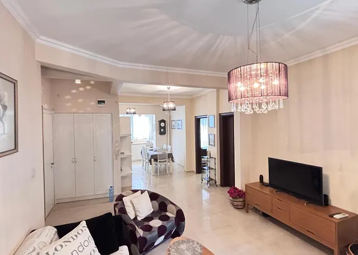 Stylish 2 Bedroom In Center *