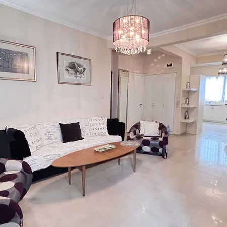 Stylish 2 Bedroom In Center דירה *
