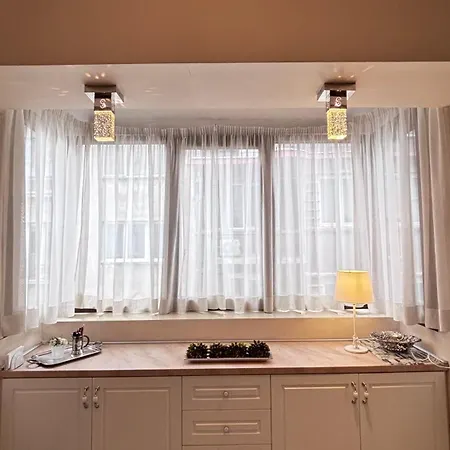 Stylish 2 Bedroom In Center *