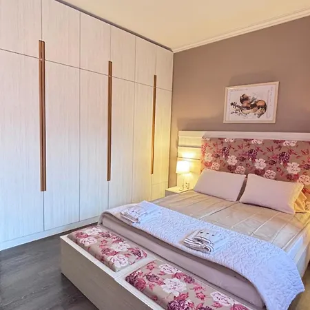 Stylish 2 Bedroom In Center